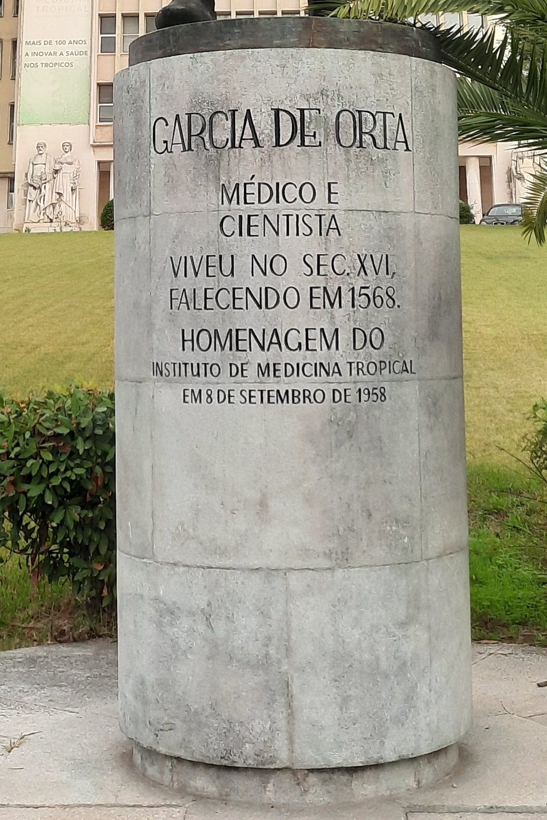 Garcia de Orta's monument, IHMT, Lisbon - 04.jpg